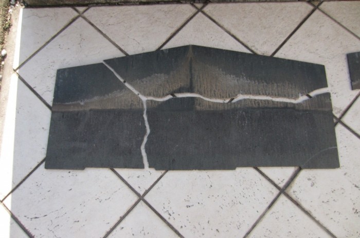 スレート屋根ひび割れ状況3 a925a8d9c4c4cb99a631dfec994169a8